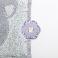 「リラックマ『BASIC RILAKKUMA Flower』ミニタオル リラックマ」お花のアップリケ付き（C）2025 SAN-X CO., LTD. ALL RIGHTS RESERVED.