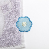 「リラックマ『BASIC RILAKKUMA Flower』ミニタオル コリラックマ」お花のアップリケ付き（C）2025 SAN-X CO., LTD. ALL RIGHTS RESERVED.