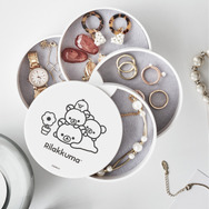 「リラックマ『BASIC RILAKKUMA Flower』アクセサリートレイ」使用例（C）2025 SAN-X CO., LTD. ALL RIGHTS RESERVED.