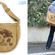 博麗神社～春祭り2025の販売グッズ「東方Project 【射命丸文】文々。新聞 ニュースペーパーバッグ」（C）上海アリス幻樂団