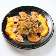 ニジゲンノモリ×アニメ『鬼滅の刃』コラボイベント第3弾。オリジナルフード「美味い！牛鍋丼炎柱特製盛り」（C）吾峠呼世晴／集英社・アニプレックス・ufotable