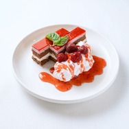 ニジゲンノモリ×アニメ『鬼滅の刃』コラボイベント第3弾。オリジナルフード「お召し上がりぃぃい！魘夢のホイップベリーケーキ」（C）吾峠呼世晴／集英社・アニプレックス・ufotable