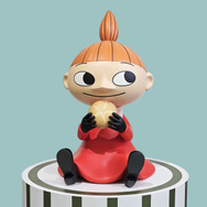 「ムーミンカフェ スタンド」越谷レイクタウンにオープン。入り口のリトルミイ（C）Moomin Characters