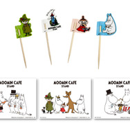 「ムーミンカフェ スタンド」越谷レイクタウンにオープン。限定メニューのカイザーロール付属のオリジナルシール＆ピック（C）Moomin Characters