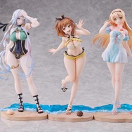 ムチムチ太ももがいっぱい！アニメ『ライザのアトリエ』よりライザ、クラウディア、リラが水着フィギュア化―3人の台座は組み合わせ可能