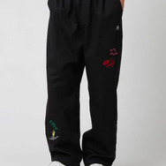 アニメ『ジョジョの奇妙な冒険』シリーズとグラニフがコラボ。「戦う運命｜ルーズフィットチノパン」（C）荒木飛呂彦／集英社・ジョジョの奇妙な冒険製作委員会