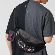 アニメ『ジョジョの奇妙な冒険』シリーズとグラニフがコラボ。「俺は人間をやめるぞ！｜ボディバッグ」（C）荒木飛呂彦／集英社・ジョジョの奇妙な冒険製作委員会