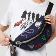 アニメ『ジョジョの奇妙な冒険』シリーズとグラニフがコラボ。「スターダストクルセイダース スタンド｜ボディバッグ」（C）荒木飛呂彦&LUCKY LAND COMMUNICATIONS／集英社・ジョジョの奇妙な冒険SC製作委員会