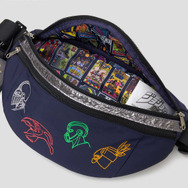 アニメ『ジョジョの奇妙な冒険』シリーズとグラニフがコラボ。「スターダストクルセイダース スタンド｜ボディバッグ」（C）荒木飛呂彦&LUCKY LAND COMMUNICATIONS／集英社・ジョジョの奇妙な冒険SC製作委員会