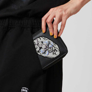 アニメ『ジョジョの奇妙な冒険』シリーズとグラニフがコラボ。「石仮面｜ジップウォレット」（C）荒木飛呂彦／集英社・ジョジョの奇妙な冒険製作委員会