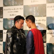 「バットマンVSスーパーマン」川崎宗則と槙野智章が二大ヒーローに　ヘディングでも乱れない七三分けを披露