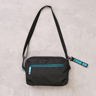 TVアニメ『ブルーロック』× earth music＆ecology Japan Label「クリアショルダーバッグ 糸師 凛 モデル＜ターコイズブルー＞」