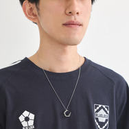 TVアニメ『ブルーロック』× earth music＆ecology Japan Label「マルチWAYイヤーカフネックレス」使用例