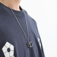 TVアニメ『ブルーロック』× earth music＆ecology Japan Label「マルチWAYイヤーカフネックレス」使用例