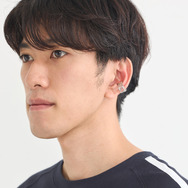 TVアニメ『ブルーロック』× earth music＆ecology Japan Label「マルチWAYイヤーカフネックレス」使用例