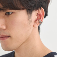 TVアニメ『ブルーロック』× earth music＆ecology Japan Label「マルチWAYイヤーカフネックレス」使用例