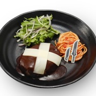 「BLEACH WORLD」が2025年6月より全国各地で開催。東京会場フードメニュー「THE BLADE IS ME」ハンバーグ（C）TITE KUBO/SHUEISHA（C）久保帯人／集英社・テレビ東京・ｄｅｎｔｓｕ・ぴえろ（C）Bandai Namco Amusement Inc.