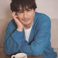 色気溢れる声優&俳優・津田健次郎と「夫婦生活」風撮り下ろしグラビア