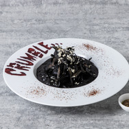 死柄木弔のCRUMBLEカレーイカスミパスタ（C）堀越耕平／集英社