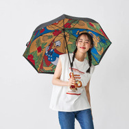 『三人の騎士』内側プリントの2枚張り1級遮光晴雨兼用日傘 7,990円（税込）（C）Disney