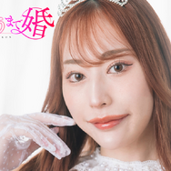 『デキちゃうまで婚』セクシー女優・菊乃らん、ヒロイン「片瀬絢乃」コスプレ風衣装姿