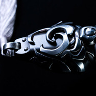 細部の造形まで再現した柄頭（つかがしら）