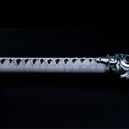 柄巻は組紐を採用し、ウェザリング加工を施してリアルな質感を再現