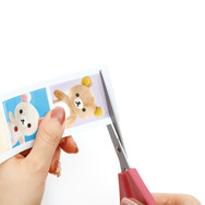 「えらんでコ証明写真風シール」を切り取る（C）2025 SAN-X CO., LTD. ALL RIGHTS RESERVED.