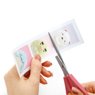 「えらんでコ証明写真風シール」を切り取る（C）2025 SAN-X CO., LTD. ALL RIGHTS RESERVED.