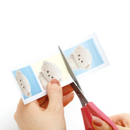 「えらんでコ証明写真風シール」を切り取る（C）2025 SAN-X CO., LTD. ALL RIGHTS RESERVED.