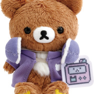 「ゲーミングリラックマ おきがえリラックマ（ゲーマー）」別売りのおでかけぬいぐるみキーホルダーを着せ替えられる（C）2025 SAN-X CO., LTD. ALL RIGHTS RESERVED.