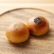 「ミルクスタンド シベリ・あん」のあんぱん（左がこしあん、右がつぶあん）