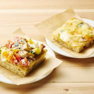 「カフェ 大陸横断飛行」のピザ新メニュー（左が“コロネーションサラダ”、右が“6種のチーズ”）