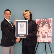 公式認定証を授与される加藤 渉（右）