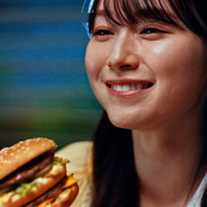 ビッグマック「明日も 笑おう あの頃も今も」篇メインカット