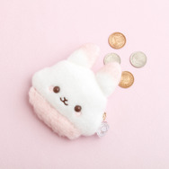 「ぬいぐるみコインケース シュガーココムー」使用例（C）2025 SAN-X CO., LTD. ALL RIGHTS RESERVED.