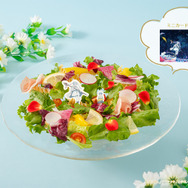 「葬送のフリーレンカフェ ～Flower Garden～」フードメニュー：“綺麗な”花畑を出す魔法（C）山田鐘人・アベツカサ/小学館/「葬送のフリーレン」製作委員会