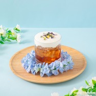 「葬送のフリーレンカフェ ～Flower Garden～」ドリンク：蒼月草（C）山田鐘人・アベツカサ/小学館/「葬送のフリーレン」製作委員会