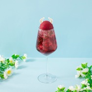 「葬送のフリーレンカフェ ～Flower Garden～」ドリンク：断頭台のアウラ（C）山田鐘人・アベツカサ/小学館/「葬送のフリーレン」製作委員会