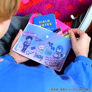 TVアニメ『ダンダダン』「エンベロープケース（モモ ・ オカルン ・ ターボババア【招き猫】）」（C）龍幸伸／集英社・ダンダダン製作委員会