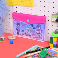 TVアニメ『ダンダダン』「エンベロープケース（モモ ・ オカルン ・ ターボババア【招き猫】）」（C）龍幸伸／集英社・ダンダダン製作委員会