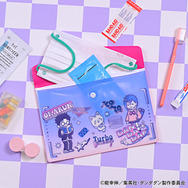 TVアニメ『ダンダダン』「エンベロープケース（モモ ・ オカルン ・ ターボババア【招き猫】）」（C）龍幸伸／集英社・ダンダダン製作委員会