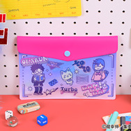 TVアニメ『ダンダダン』「エンベロープケース（モモ ・ オカルン ・ ターボババア【招き猫】）」（C）龍幸伸／集英社・ダンダダン製作委員会