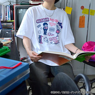 TVアニメ『ダンダダン』「ビッグ T シャツ（モモ ・ オカルン ・ ターボババア【招き猫】）」（C）龍幸伸／集英社・ダンダダン製作委員会