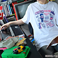 TVアニメ『ダンダダン』「ビッグ T シャツ（モモ ・ オカルン ・ ターボババア【招き猫】）」（C）龍幸伸／集英社・ダンダダン製作委員会