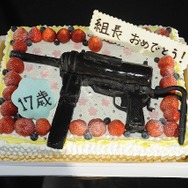 「セーラー服と機関銃 -卒業-」完成披露試写会  橋本環奈がサプライズの誕生日祝い