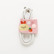 「えびふらいのしっぽ　コードホルダー」使用例（C）2025 SAN-X CO., LTD. ALL RIGHTS RESERVED.