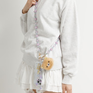 「リラックマ　スマートフォンストラップ」使用例（C）2025 SAN-X CO., LTD. ALL RIGHTS RESERVED.