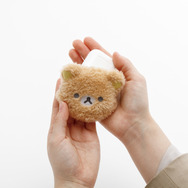 「リラックマ　ぬいぐるみミニポーチ」使用例（C）2025 SAN-X CO., LTD. ALL RIGHTS RESERVED.