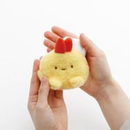 「えびふらいのしっぽ　ぬいぐるみミニポーチ」使用例（C）2025 SAN-X CO., LTD. ALL RIGHTS RESERVED.